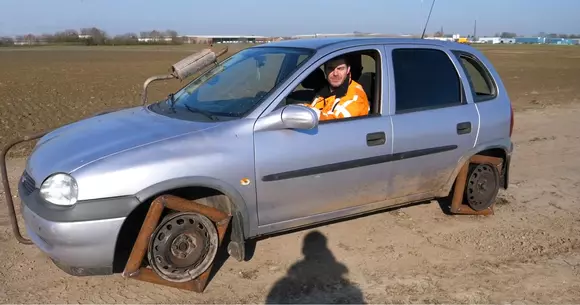 Experiment absurd: Cum ar fi fost dacă mașinile aveau roți pătrate