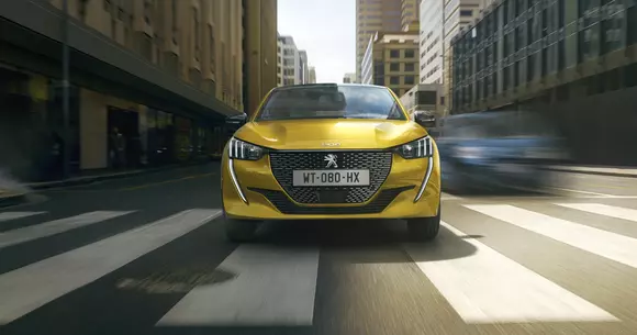 Peugeot 208 a bătut Porsche Taycan și Tesla Model 3 în drumul său către titlul „Mașina Anului 2020 în Europa”
