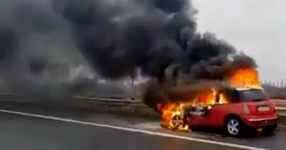 Panică pe Autostrada București-Ploiești: o mașină a luat foc în timpul mersului
