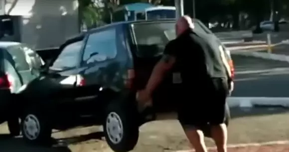 Eroul zilei: A ridicat singur o mașină pentru a salva persoana prinsă dedesubt