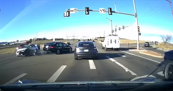 VIDEO: Tesla Model 3 frânează singur și evită un accident grav