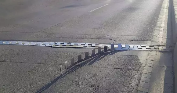 Capcană pentru șoferi, pe Podul Grant: rostul de dilatație s-a transformat într-un „spike strip”