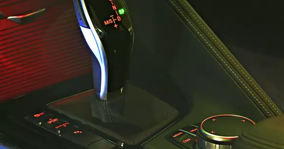 Cutie manuală versus automată: Care este cea mai bună opțiune?