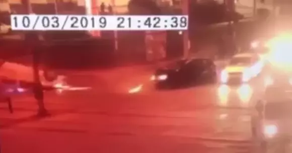 VIDEO: Mașina Poliției se răstoarnă din cauza unui șofer care nu i-a acordat prioritate