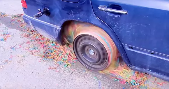 Cum ar circula o mașină cu 25.000 de elastice de cauciuc în locul unei anvelope