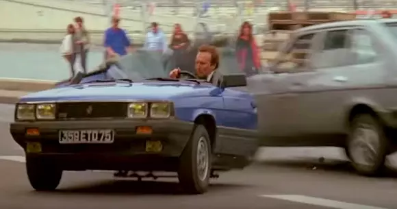 Mașina tăiată în două de James Bond este acum de vânzare