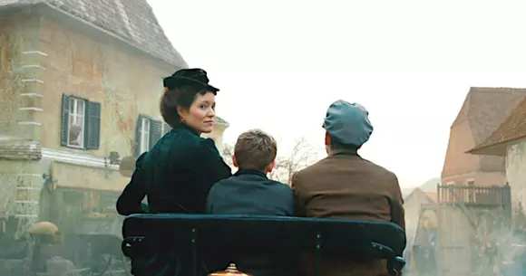 Noua reclamă Mercedes-Benz, filmată în România, merită transformată în film