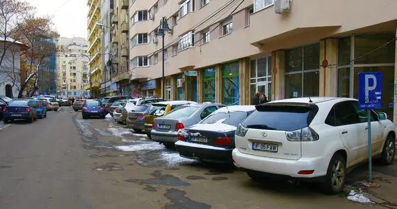 Oficial: Poliția Locală va putea ridica mașinile parcate neregulamentar
