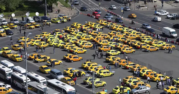 Ești taximetrist în București? Uite cum primești 15.000 de lei de la primărie