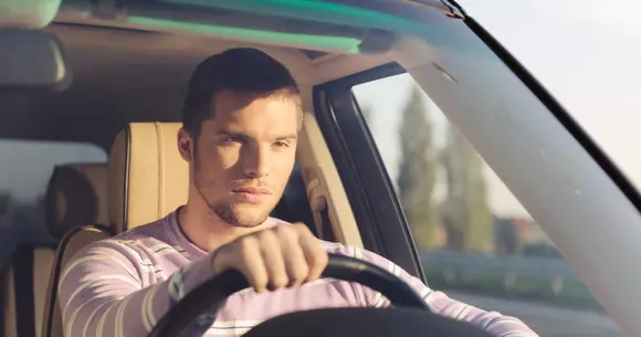 5 cele mai frecvente greșeli pe care șoferii fără experiență le fac la volan