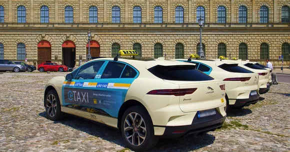 Primul oraș din lume în care toate taxiurile vor fi electrice