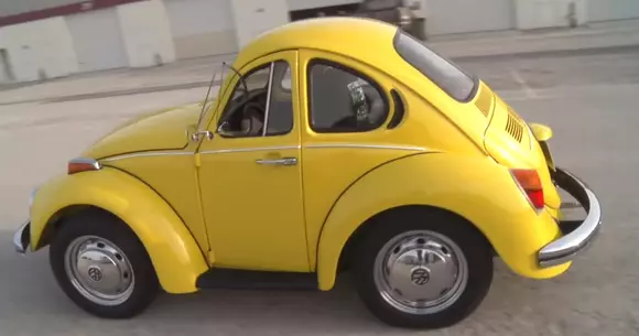 Acest VW Beetle modificat se conduce de pe bancheta din spate