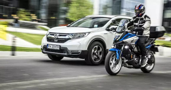 Honda NC750X și CR-V Hybrid: pereche pe cinste în oraș