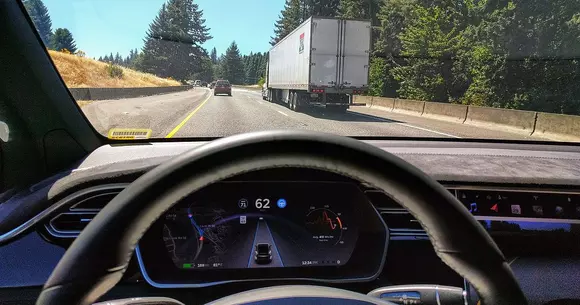 Este sistemul Tesla Autopilot mai sigur decât condusul normal?