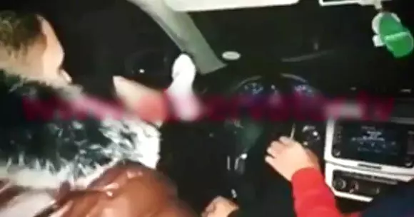 VIDEO - Polițist român, filmat în timp ce conduce cu piciorul