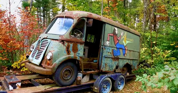 Mașina din anii '70 a trupei Aerosmith, descoperită într-o pădure