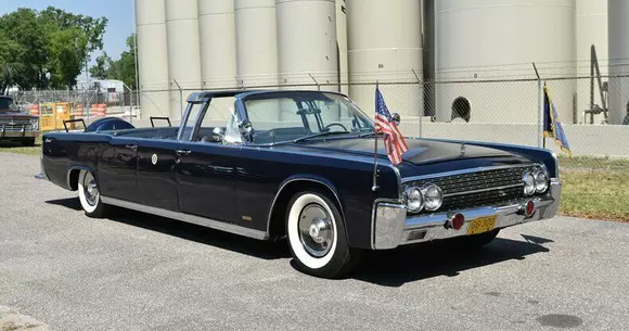 Acum poți cumpăra replica mașinii în care a fost asasinat un președinte american