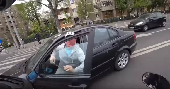 VIDEO - Un șofer vrea să întoarcă pe linia continuă, dar este oprit de un motociclist