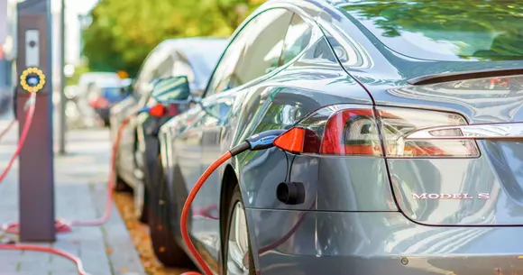 Instituțiile publice din România ar putea fi obligate să cumpere mașini electrice