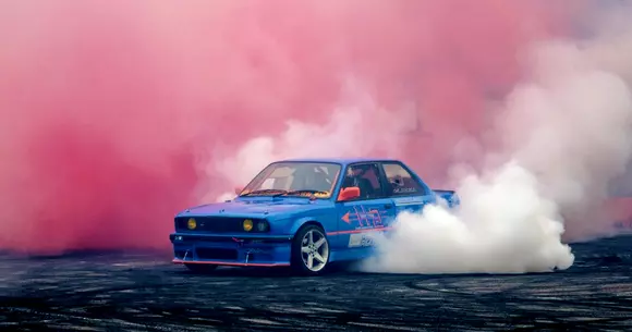 Poliția controlează mașinile tunate și le retrage certificatele de înmatriculare