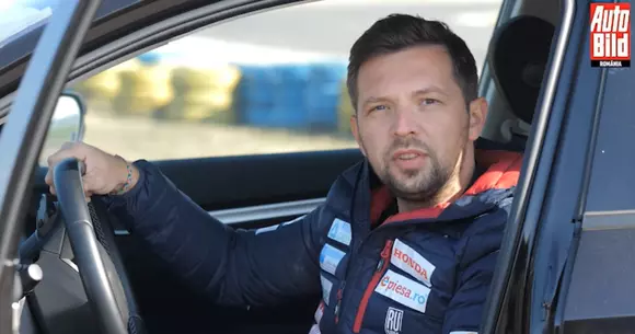 Pilotul Adrian Grigore îți explică poziția corectă la volan