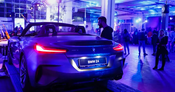 Concert-surpriză al trupei Urma, organizat într-un service BMW