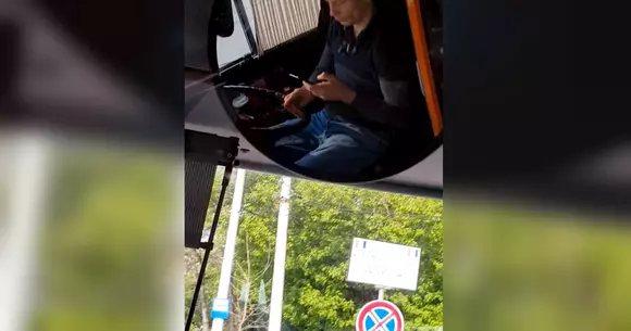 VIDEO - Un șofer de troleibuz face plăți online în timp ce conduce. „Cu greu mai controla volanul!”