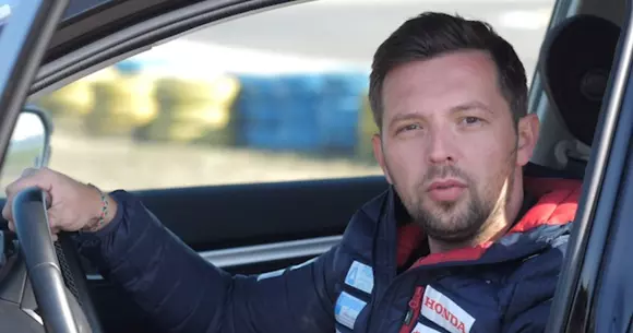 Pericolele utilizării telefonului la volan explicate de Adrian Grigore