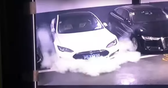 VIDEO - O mașină Tesla Model S explodează spontan, în parcare