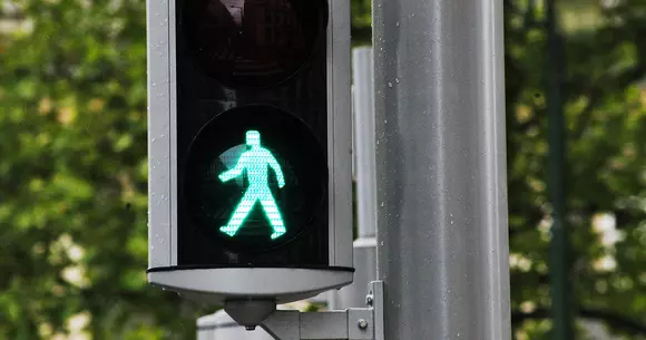 Acest sistem de semaforizare „simte” când vrei să traversezi strada