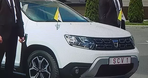 Iată cum arată Dacia Duster Papamobil