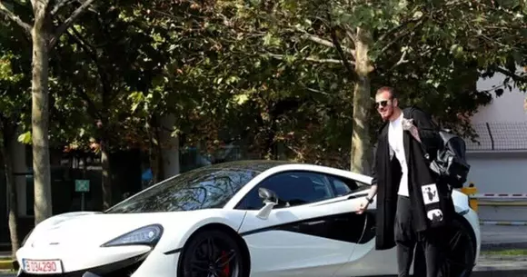Un celebru fotbalist român împrumută bani de la părinţi să-şi pună benzină în McLaren