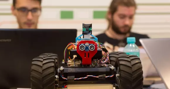 Electro-Mobility 2019 | Studenți români au creat mașini electrice care se conduc singure