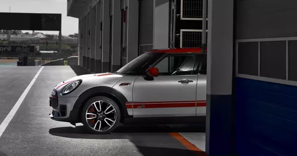 Noi versiuni John Cooper Works în gama MINI