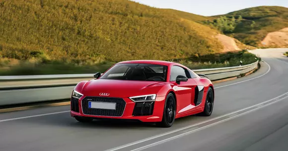Proprietarul unui Audi R8 a descoperit mesaje umilitoare scrise pe interiorul barei de protecție