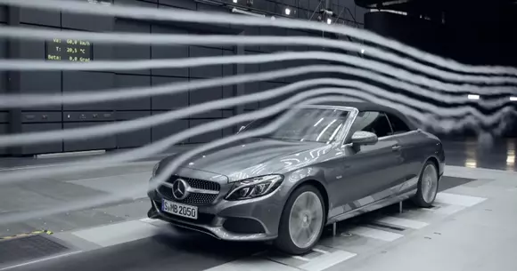 Cu ce viteză trebuie să conduci o decapotabilă ca să nu îți plouă în habitaclu