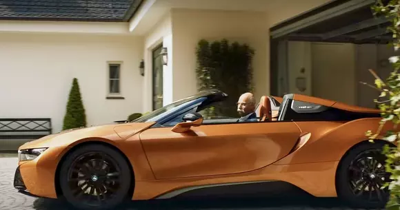 VIDEO - Directorul Mercedes-Benz s-a retras pentru a putea conduce BMW-uri