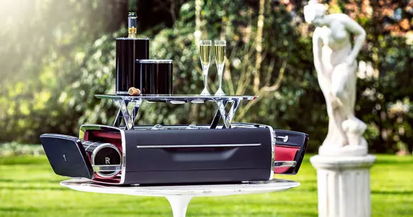 Setul pentru șampanie lucrat manual de Rolls-Royce costă cât 5 mașini noi