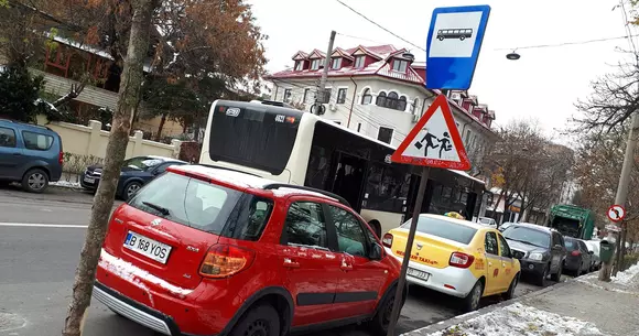 Sătui de mașinile parcate în stații de autobuz, șoferii STB amenință: „Blocăm linia de tramvai!”