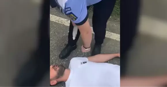 VIDEO - Un șofer băut a leșinat în timp ce sufla în etilotest, pe autostrada A3