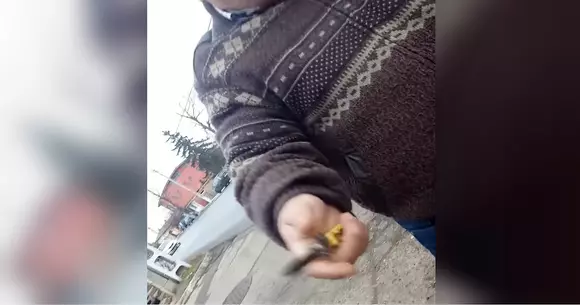 VIDEO - Un taximetrist își amenință clientul cu cuțitul. Cere de 10 ori mai mult pe cursă