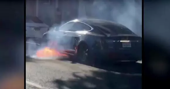 Schimbarea importantă anunțată de Tesla, după ce încă un Model S a luat foc spontan