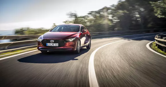 Noua Mazda3 echipată cu motorul Skyactiv-X este disponibilă în România