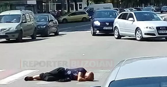 Un buzoian s-a culcat pe trecerea de pietoni! A supraviețuit?