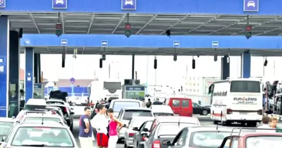 Aglomeraţie la ieşirea din ţară prin Nădlac. Cât se așteaptă la punctul de control