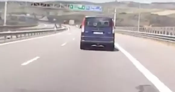 Biciclist filmat pe Autostrada Transilvania, pe contrasens (Video)