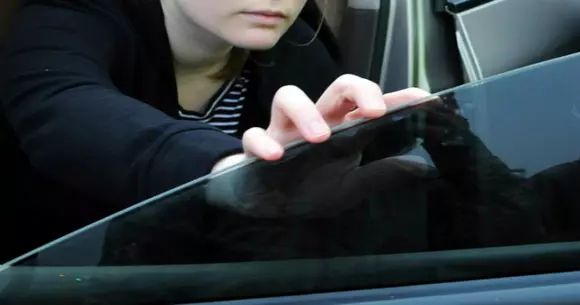 RAR avertizează: „Atenție la foliile montate pe geamurile mașinii!”. Ce riscă șoferii