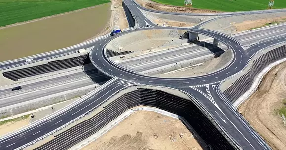 Primul giratoriu suspendat peste o autostradă din România, o investiție inutilă deocamdată