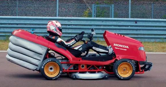 Record mondial: O mașină de tuns iarba a depășit 240 km/h