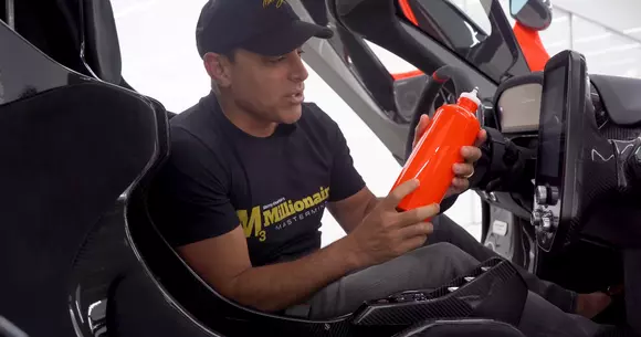 McLaren vinde o sticlă de apă la preț de Dacia Logan